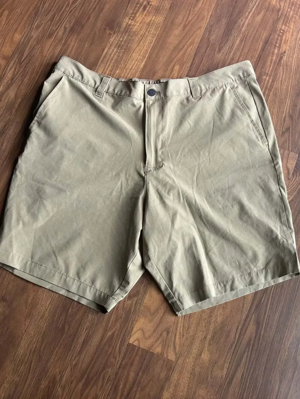Banana Republic Men's Quick-Dry Flex Waistband Flat Front Shorts in Elmwood, Siz